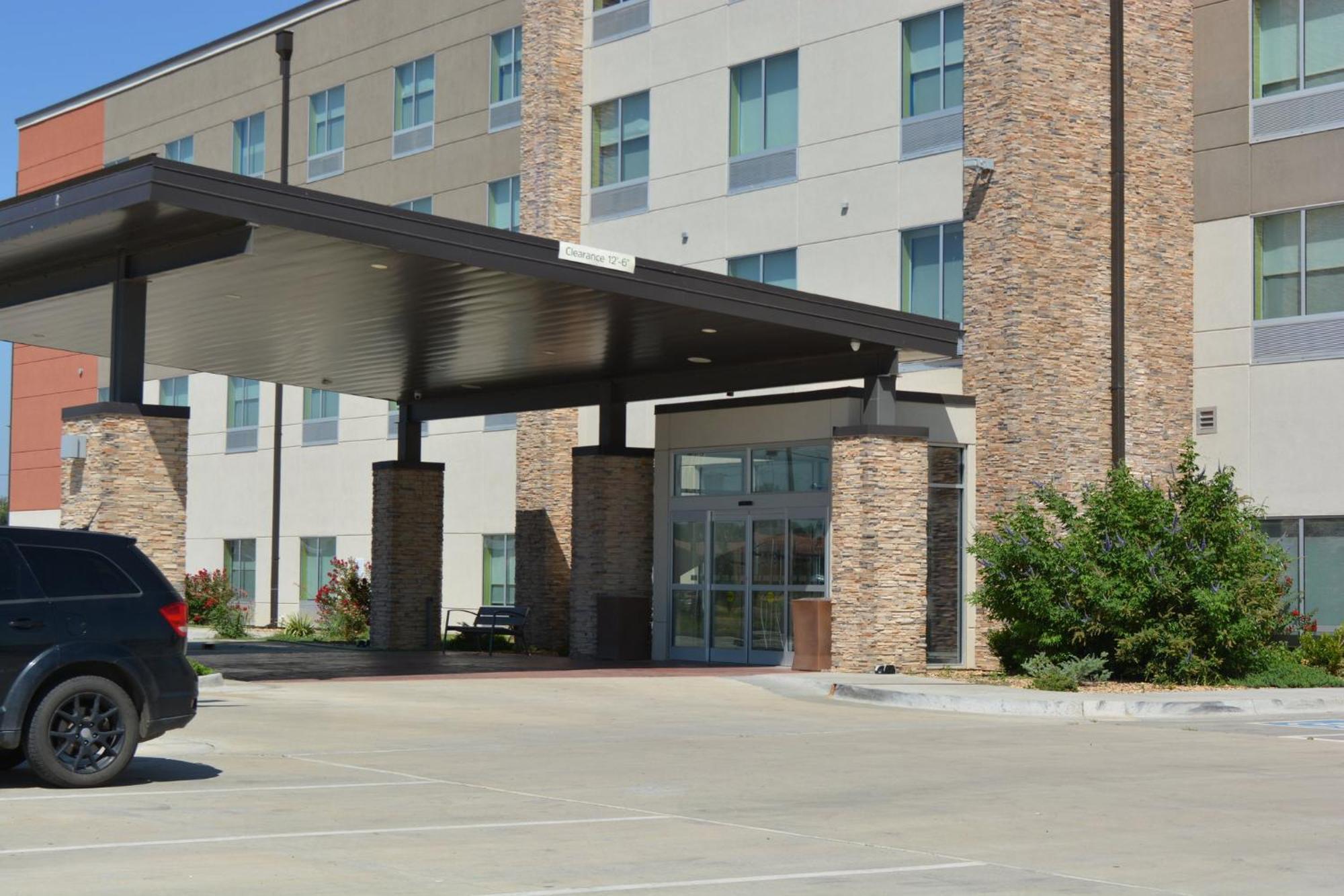 Holiday Inn Express & Suites Liberal Esterno foto